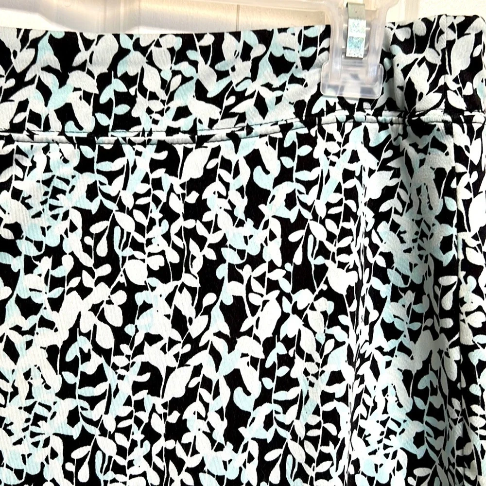 Tranquility Black Shades of Blue Leaf Print Mid Rise Pull Up Skort Size M